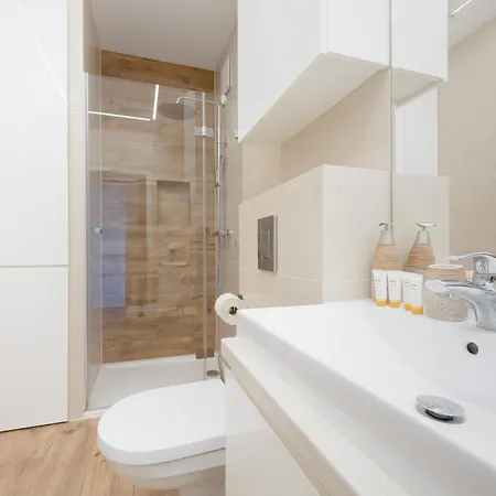 아파트 Klimatyzowany Z Parkingiem W Stolicy By Renters